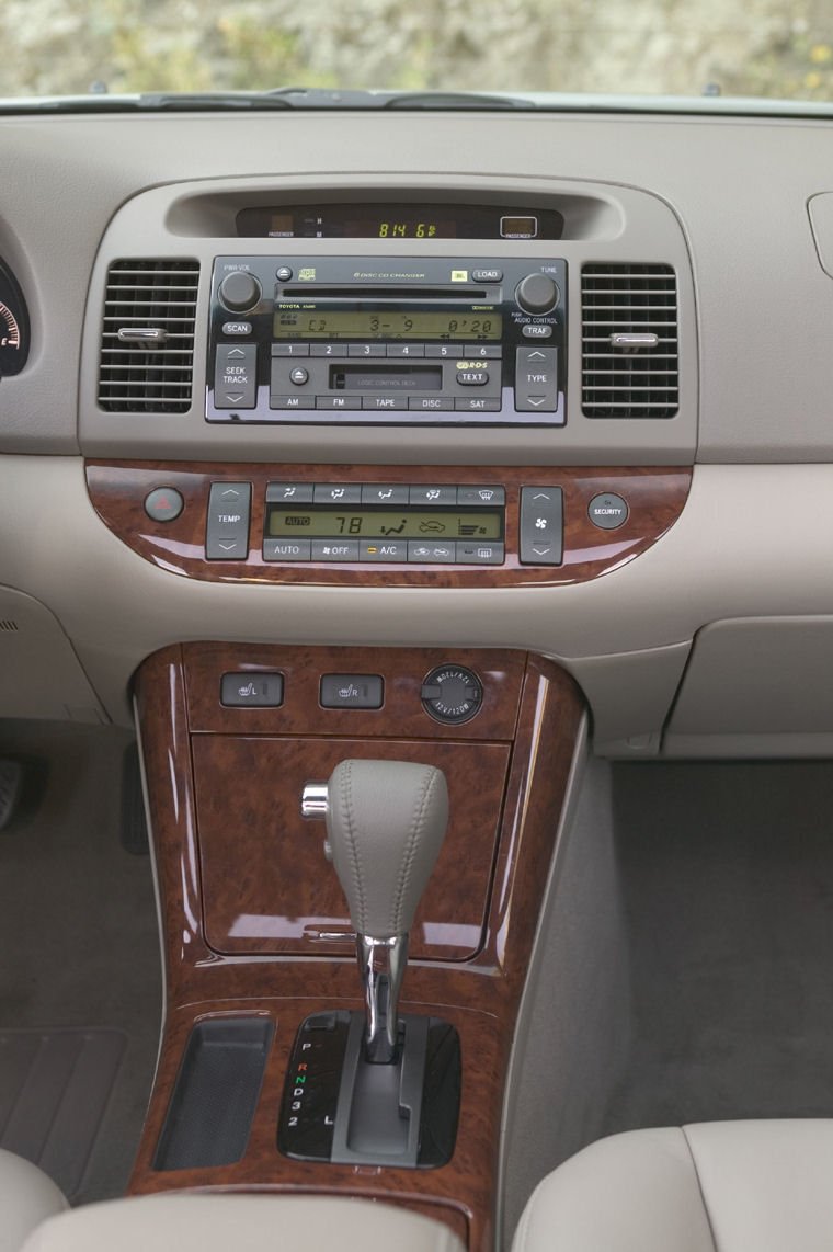 2006 Toyota Camry XLE Center Console Picture